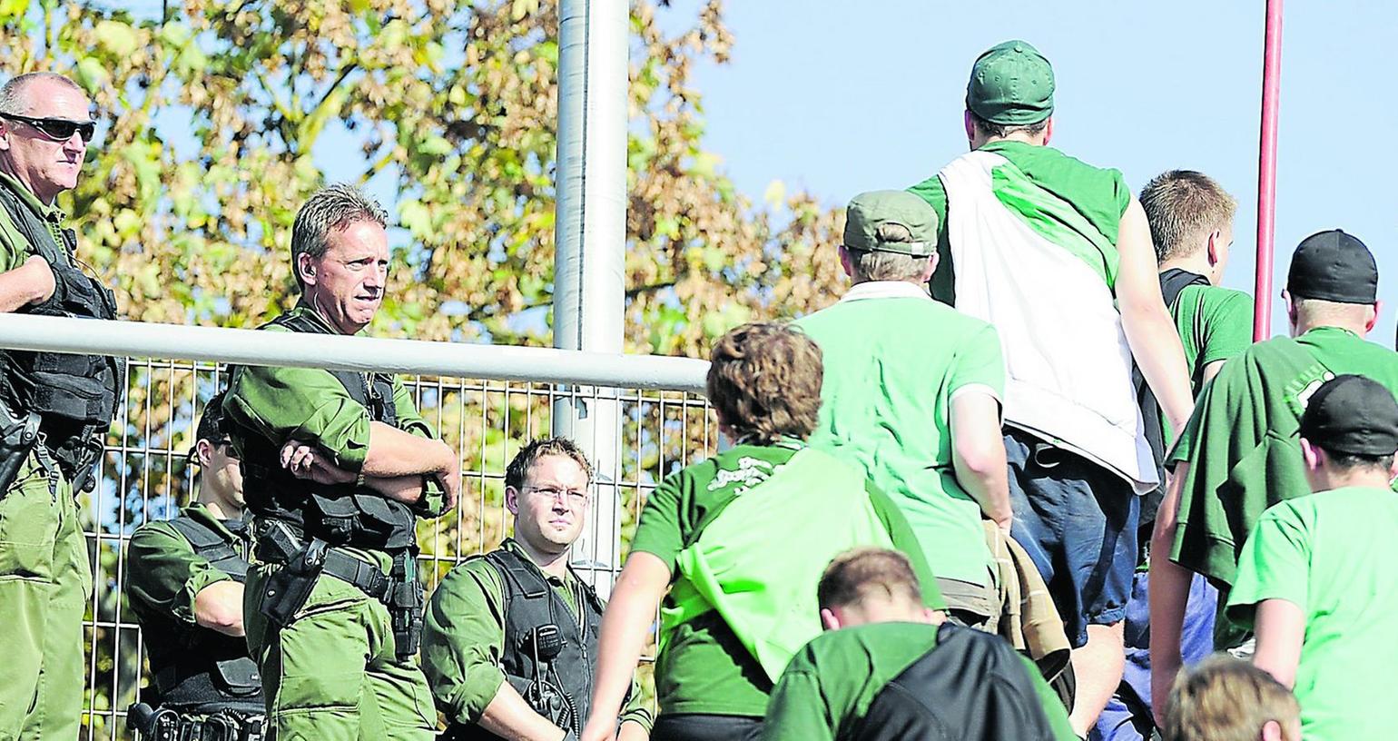 Unter den Augen der Polizei verlassen SpVgg-Fans das Karlsruher Stadion. Der Zusammenstoß hatte sich allerdings noch vor der Partie ereignet. 