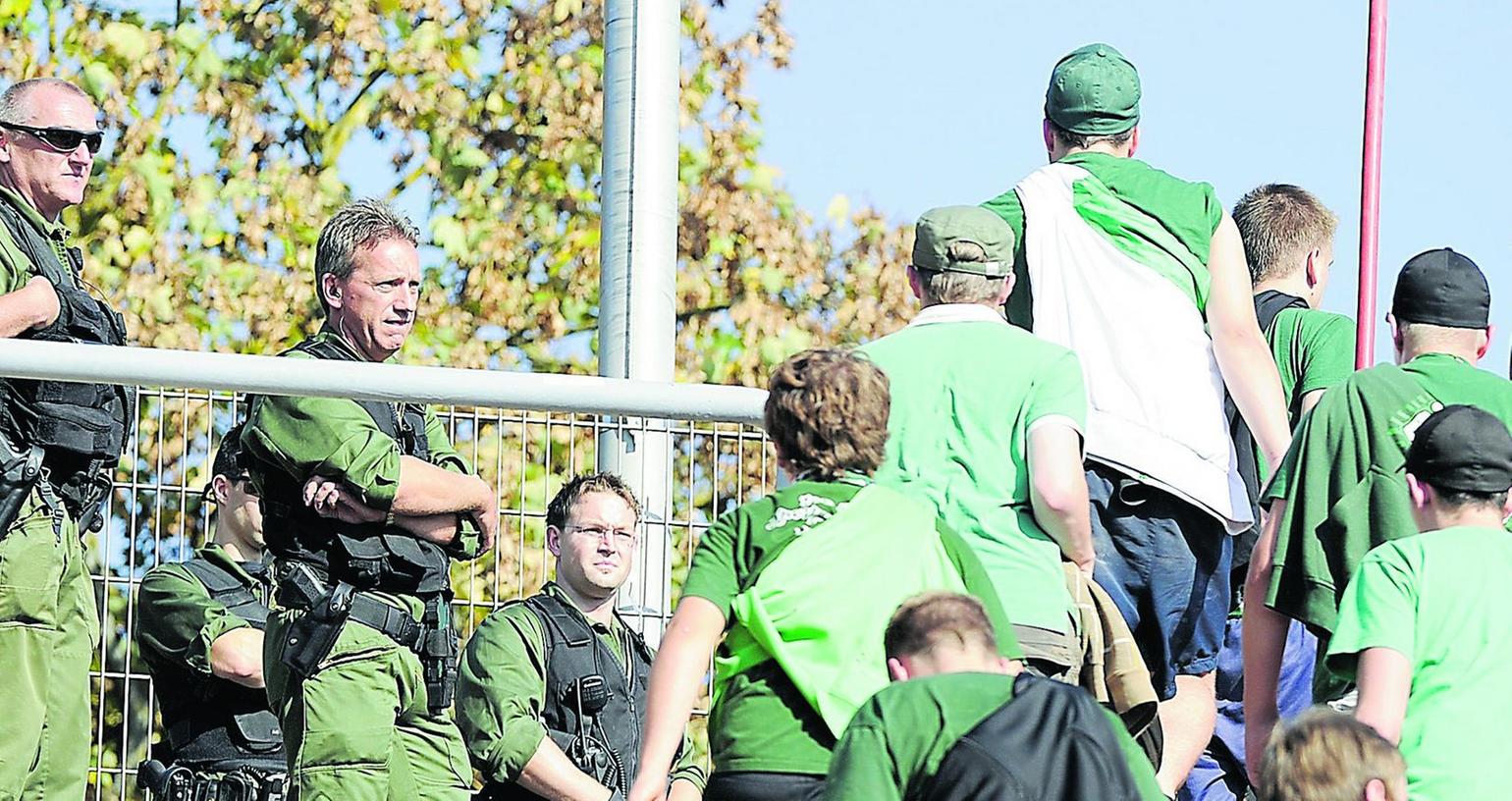 Unter den Augen der Polizei verlassen SpVgg-Fans das Karlsruher Stadion. Der Zusammenstoß hatte sich allerdings noch vor der Partie ereignet. Unter den Augen der Polizei verlassen SpVgg-Fans das Karlsruher Stadion. Der Zusammenstoß hatte sich allerdings noch vor der Partie ereignet.