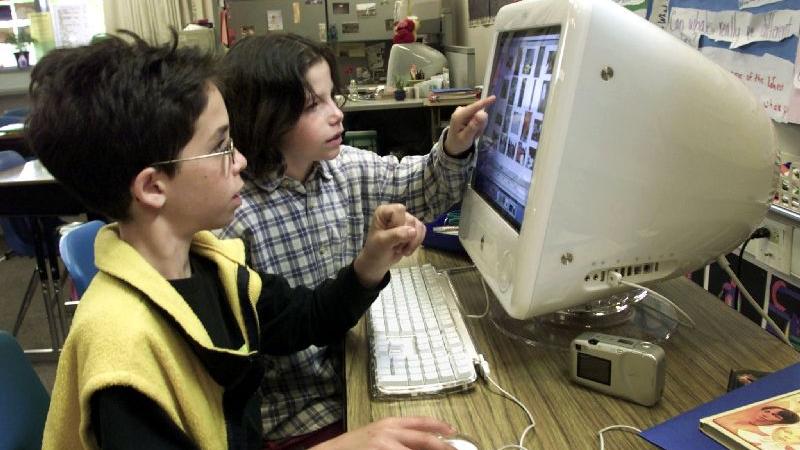 Zwei us-amerikanische Schüler üben 2002 an einem Mac-Computer.