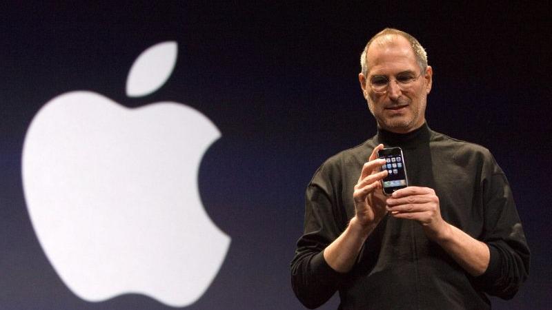 Mit der Einführung des iPhone revolutionierte Jobs 2007 den Handymarkt.