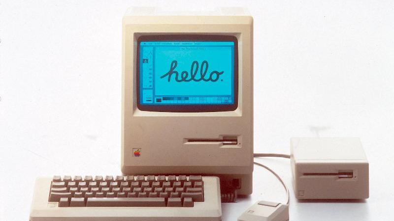 ... und so sah der erste Mac aus, den sie am 24. Januar 1984 im kalifornischen Cupertino der Öffentlichkeit präsentierten.