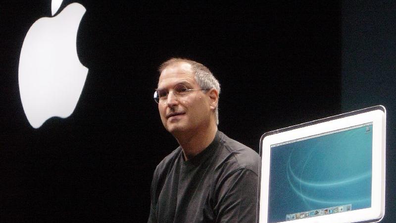 Im gleichen Jahr präsentierte Steve Jobs den neuen iMac 17 Zoll.