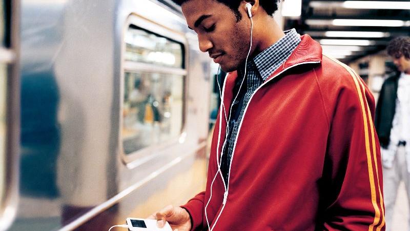 Seit der Einführung des iPod 2001 erkennt man jeden Nutzer schon aus der Ferne an den weißen Ohrhörern.