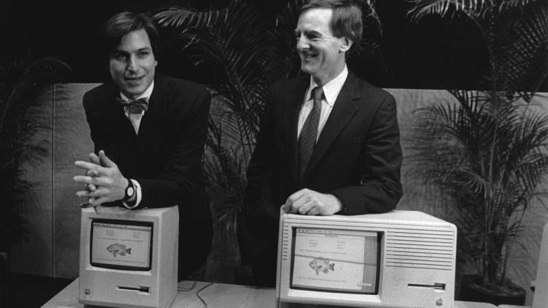 Steve Jobs (l) und der damalige Präsident von Apple John Sculley stellen ihre ersten Macintosh-Computer vor ...