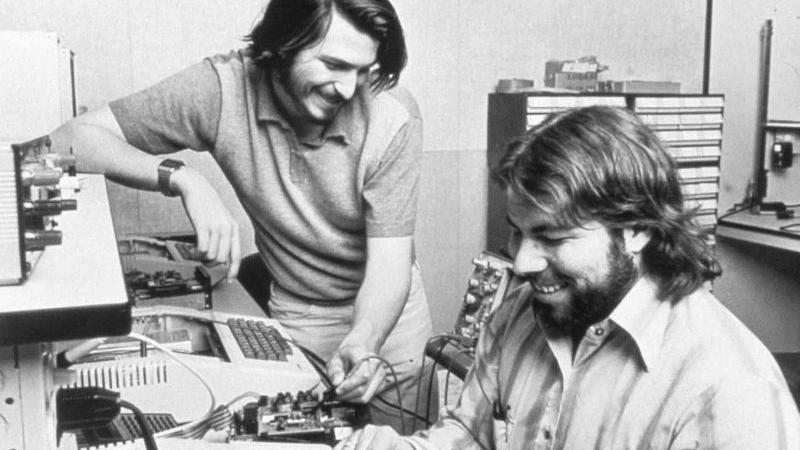 Steve Jobs (l) und Steve Wozniak sitzen 1976 zusammen an einem ihrer Computer.