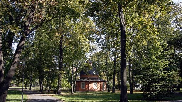 2019 wurde der gesamte Park komplett saniert. Nebenan gibt es noch einen großen Spielplatz mit Klettergerüst und Wasserlauf. Für die Größeren stehen im Park mehrere kleine Fußballplätze mit Toren bereit. Viele alte Bäume spenden Schatten und laden zum Verweilen ein. Familien haben im Cramer-Klett-Park ab dem Herbst auch die Möglichkeit, in das Marionettentheater zu gehen. Unser Tipp zum Spielen, Entspannen und Kicken.