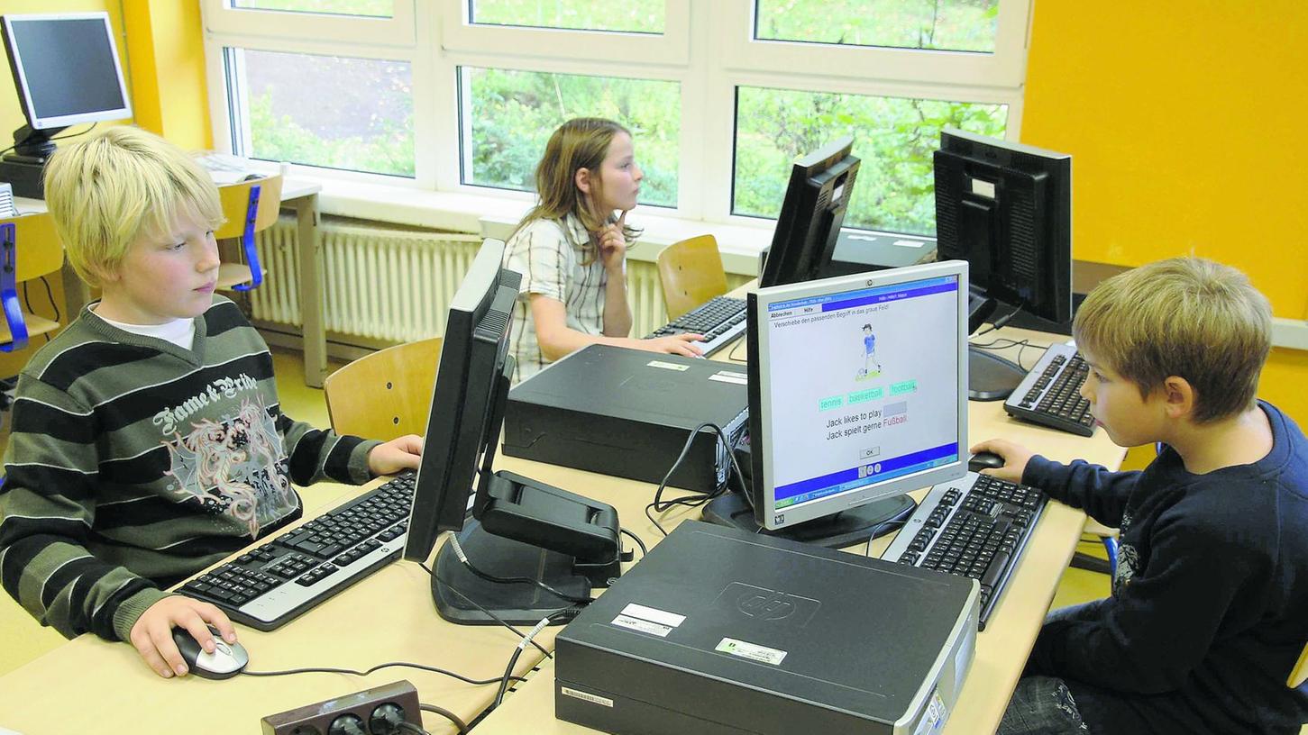Toni, Yannick und Elias (v.li.) freuen sich über den neuen Computerraum, der in der Obertrubacher Grundschule mit Hilfe einer Firmenspende technisch ausgestattet werden konnte. Toni, Yannick und Elias (v.li.) freuen sich über den neuen Computerraum, der in der Obertrubacher Grundschule mit Hilfe einer Firmenspende technisch ausgestattet werden konnte.