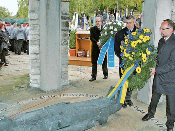 Die feierliche Kranzniederlegung war begleitet von krachenden Böllerschüssen. Die feierliche Kranzniederlegung war begleitet von krachenden Böllerschüssen.