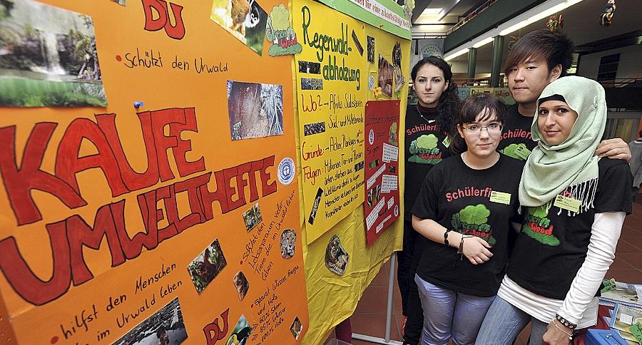 Merve, Don-Dong, Jessica und Dilan (v. re.) von der Schülerfirma "Greenwood" wollen mit ihrem Einsatz für nachhaltig erzeugte Schreibhefte und -stifte Vorbild für ihre Mitschüler sein. Merve, Don-Dong, Jessica und Dilan (v. re.) von der Schülerfirma "Greenwood" wollen mit ihrem Einsatz für nachhaltig erzeugte Schreibhefte und -stifte Vorbild für ihre Mitschüler sein.