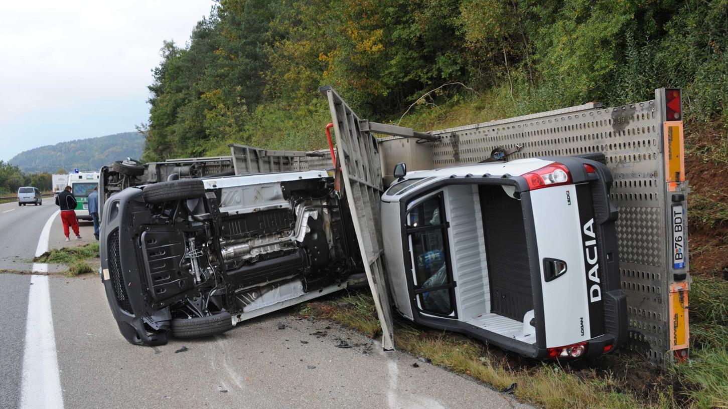 Autotransporter legt sich auf Autobahn flach Autotransporter legt sich auf Autobahn flach