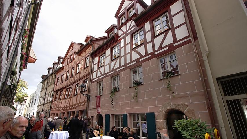 In der Pfeifergasse in Nürnberg sind zahlreiche spätmittelalterliche Handwerkerhäuser mit Innenhöfen, Galerien und Bohlenstuben zu sehen. Auch steht hier die letzte spätmittelalterliche Scheune in der Nürnberger Altstadt. Die Häuser sind von 11 bis 16 Uhr geöffnet. Führungen planen die Nürnberger Altstadtfreunde e.V. nach Bedarf.