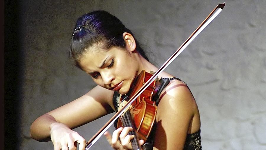 Hat in Nürnberg studiert, will nun nach Hamburg und wird von Fürth aus gefördert: Jamila Musayeva aus Aserbaidschan spielte gestern für Bewohner des städtischen Altenheims. Hat in Nürnberg studiert, will nun nach Hamburg und wird von Fürth aus gefördert: Jamila Musayeva aus Aserbaidschan spielte gestern für Bewohner des städtischen Altenheims.
