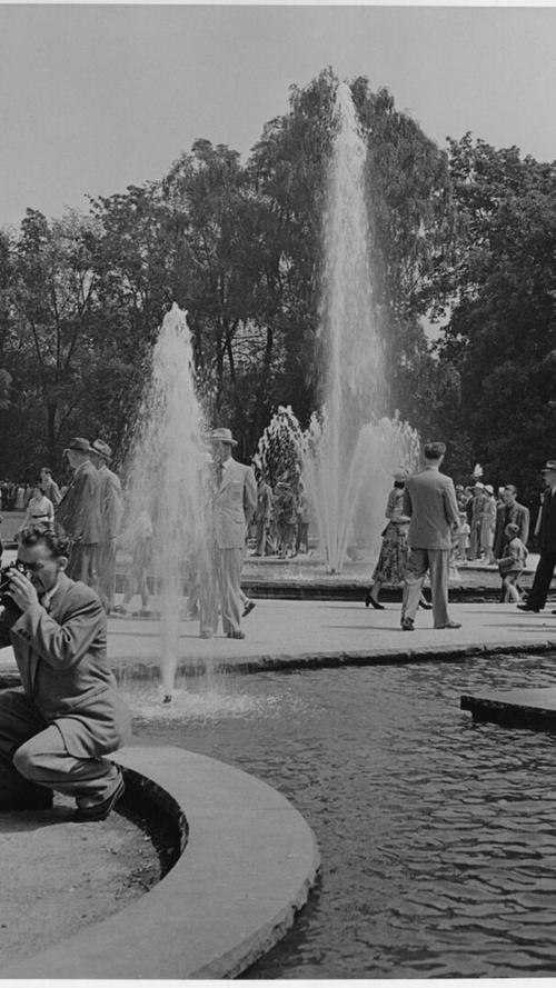 Bilder aus der Sonderausstellung zum Stadtparkjubiläum - Besucher im Fontänenhof 1951