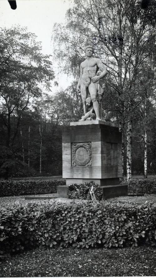 Bilder aus der Sonderausstellung zum Stadtparkjubiläum - Kriegerdenkmal