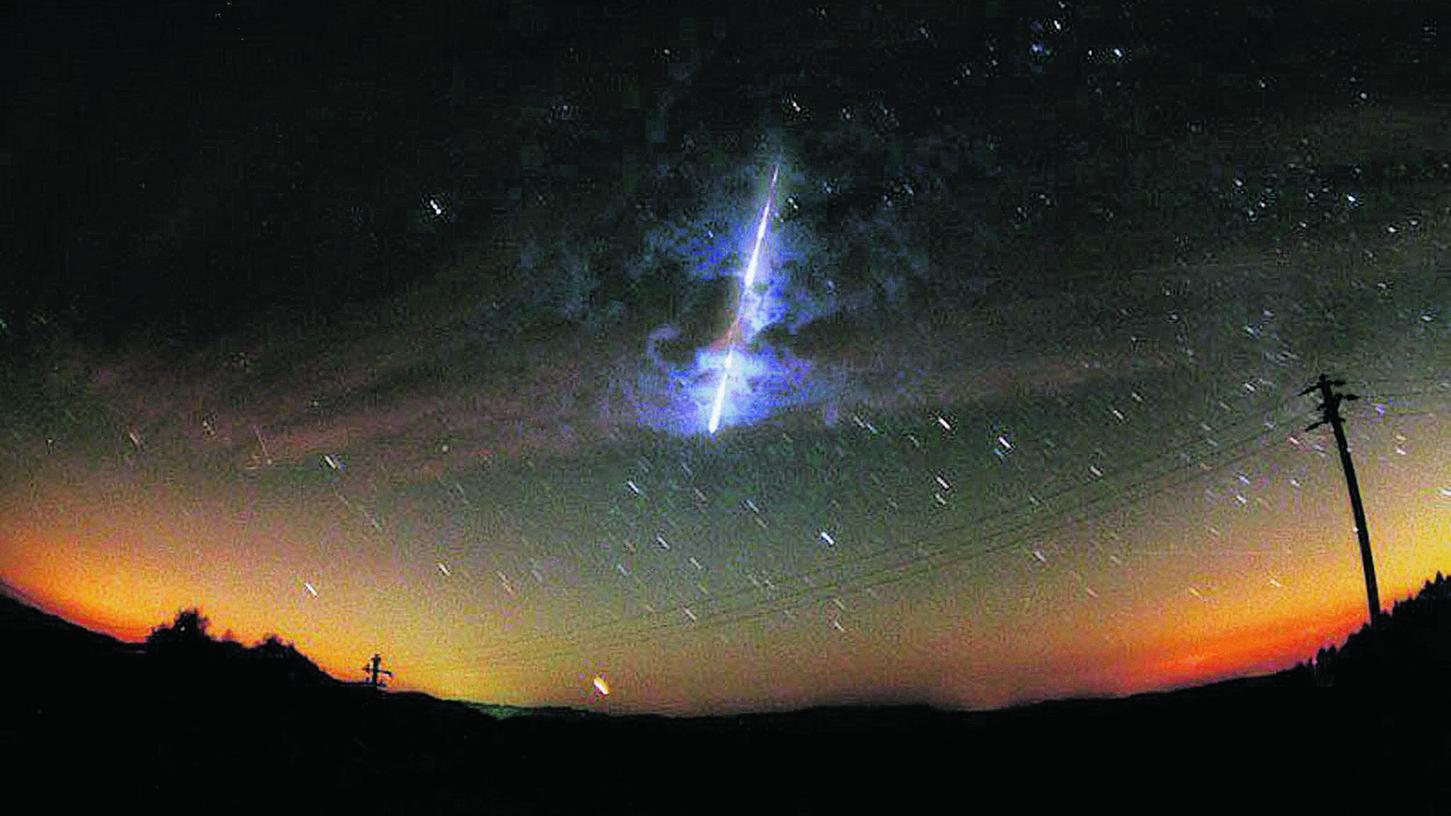Ein Meteorit zeigte sich am Abend über den Dächern Frankens. (Symbolbild)