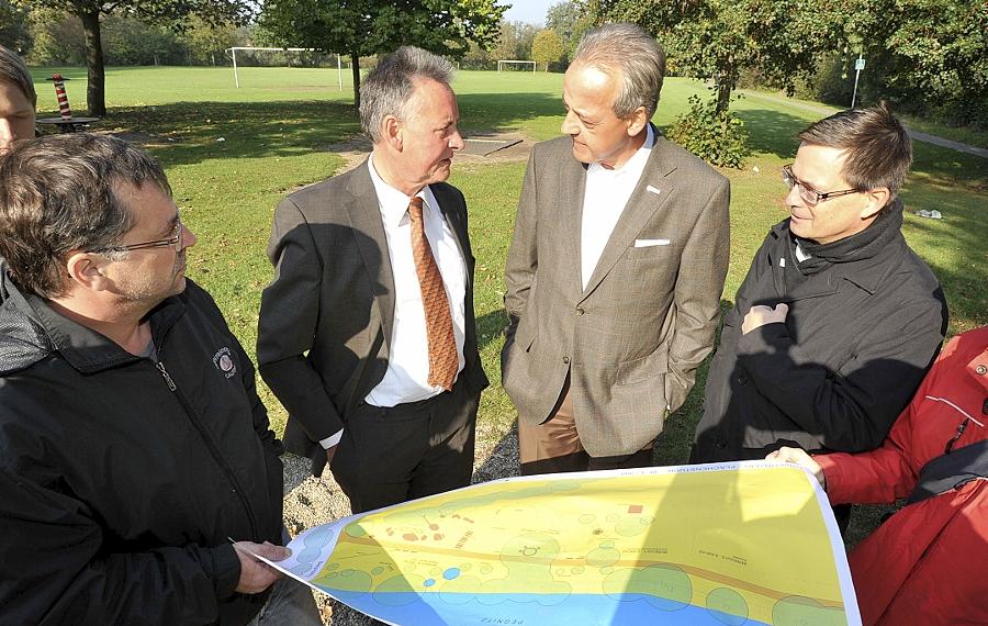 Schmieden Pläne für einen Mehrgenerationen-Spielplatz im Flussdreieck (von links): Ernst Bergmann (Grünflächenamt), Oberbürgermeister Thomas Jung, Peter M. Endres (Ergo Direkt) sowie Jochen Krüger (Stadtjugendring). Schmieden Pläne für einen Mehrgenerationen-Spielplatz im Flussdreieck (von links): Ernst Bergmann (Grünflächenamt), Oberbürgermeister Thomas Jung, Peter M. Endres (Ergo Direkt) sowie Jochen Krüger (Stadtjugendring).