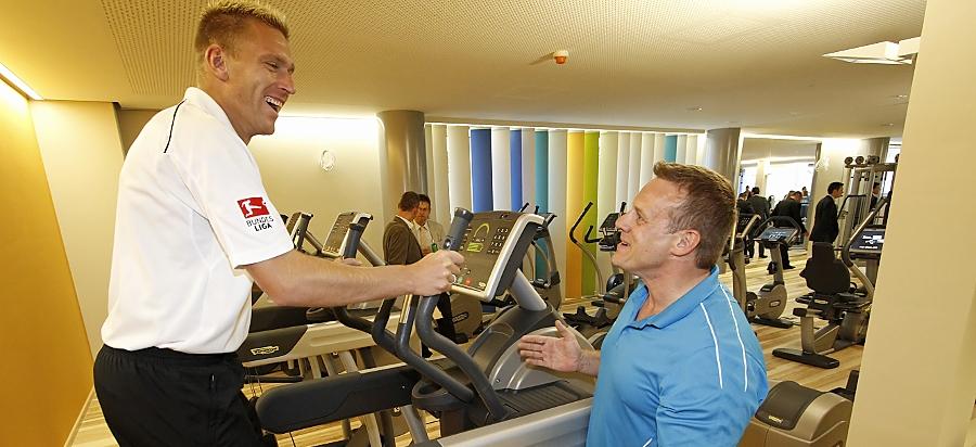 Seit 2011 ergänzt sogar ein Fitnessstudio das Angebot. Zur Eröffnung ließ sich der damalige Kleeblatt-Profi Christian Rahn (links) Tipps geben.