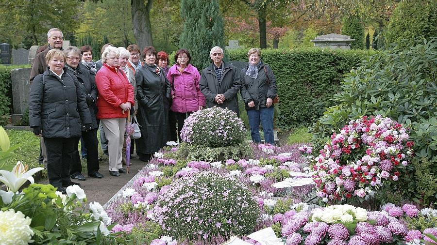 Blumen am Grab von Grete Schickedanz Blumen am Grab von Grete Schickedanz