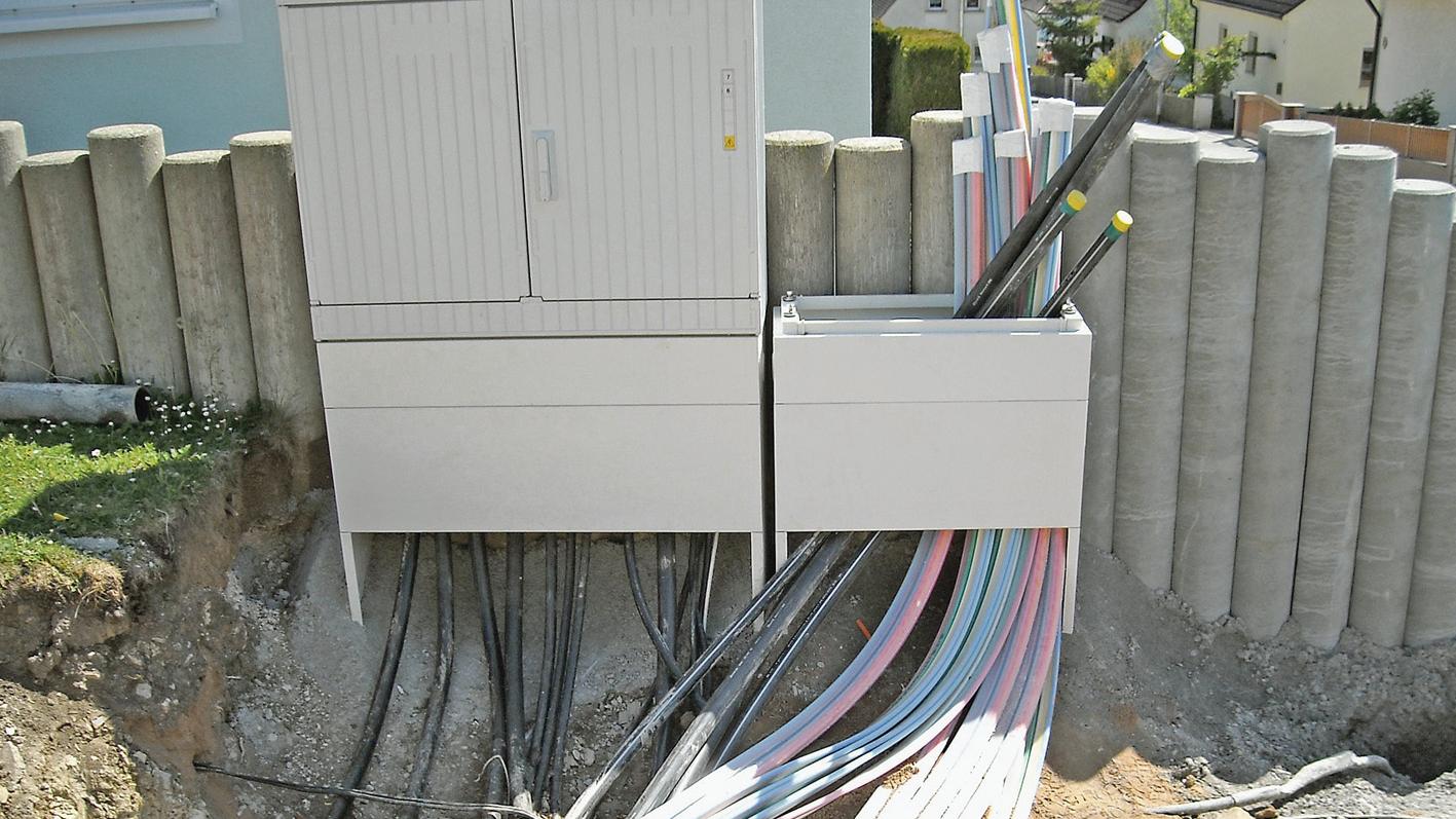 Strom und Glasfaser Seit an Seit: In der Treuchtlinger Kernstadt haben die Stadtwerke bereits vielerorts die bunten Leerrohre für die Breitbandverkabelung verlegt. Mit der Übernahme des Stromnetzes ist dies nun auch in den Ortsteilen möglich. Strom und Glasfaser Seit an Seit: In der Treuchtlinger Kernstadt haben die Stadtwerke bereits vielerorts die bunten Leerrohre für die Breitbandverkabelung verlegt. Mit der Übernahme des Stromnetzes ist dies nun auch in den Ortsteilen möglich.