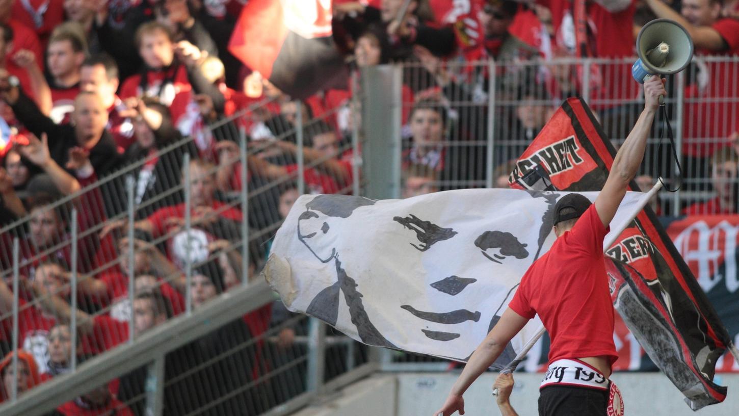 Tradition in rot und schwarz: Die Clubfans sind gegen einen Test gegen RB Leipzig, wo ihrer Meinung nach die Investoren des Getränkekonzerns Red Bull zu viel Einfluss haben.