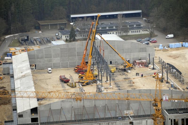 Die Wartungshallen für den "Tiger" wurden erst 2007 eröffnet. Rund 160 Millionen Euro ließ sich die Bundeswehr den Bau der Hallen kosten. Doch statt zuerst geplanten 80 "Tigern" kam kein einziger nach Roth.