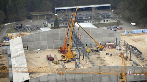 Die Wartungshallen für den "Tiger" wurden erst 2007 eröffnet. Rund 160 Millionen Euro ließ sich die Bundeswehr den Bau der Hallen kosten. Doch statt zuerst geplanten 80 "Tigern" kam kein einziger nach Roth.