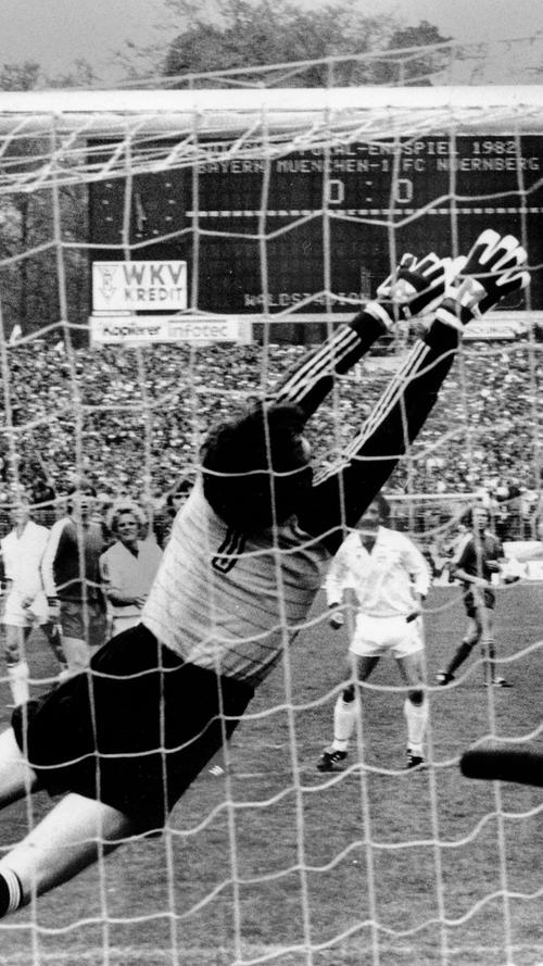 Der ehemalige Club-Aufsichtsrat betätigte sich beim 1. FC Nürnberg (1976-79) und beim FC Bayern (1979-1984) als Torwart. Beim FCN verdiente sich Manni Müller den Beinamen "Held von Essen". Im Juni 1978 entschärfte der gebürtige Essener beim über den Aufstieg entscheidenden Gastauftritt der Nürnberger einen Elfmeter von Rot-Weiß-Angreifer Horst Hrubesch und hatte damit - nach einer weiteren wichtigen Rettungstat aufgrund einer Gehirnerschütterung ausgewechselt - wesentlichen Anteil daran, dass der Club in die Erstklassigkeit zurückkehrte. Beim FCB stritt Müller mit Walter Junghans und später Jean-Marie Pfaff um den Job zwischen den Pfosten. Im Pokalfinale 1982 traf er seine alten Mannschaftskollegen wieder und behielt - auch wenn dieser herrliche Distanzschuss von Reinhold Hintermaier ins rechte Kreuzeck sausen sollte - mit 4:2 die Oberhand. Nach seiner Zeit bei den Bayern wirkte der Mann, der nach seinem Karriereende eine erfolgreiche Video- und Fernsehproduktionsfirma gründen sollte, in Nürnberg als Manager und Torwarttrainer von Andi Köpke. In der Saison 1986/87 streifte sich der Fast-40-Jährige für den Club sogar noch einmal die Handschuhe über.