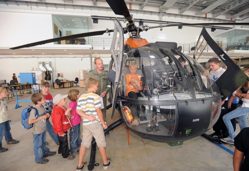 Die Kinder im Landkreis konnten im Rahmen des Ferienprogramms den großen Maschinen ganz nahe kommen.