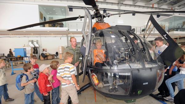 Die Kinder im Landkreis konnten im Rahmen des Ferienprogramms den großen Maschinen ganz nahe kommen.