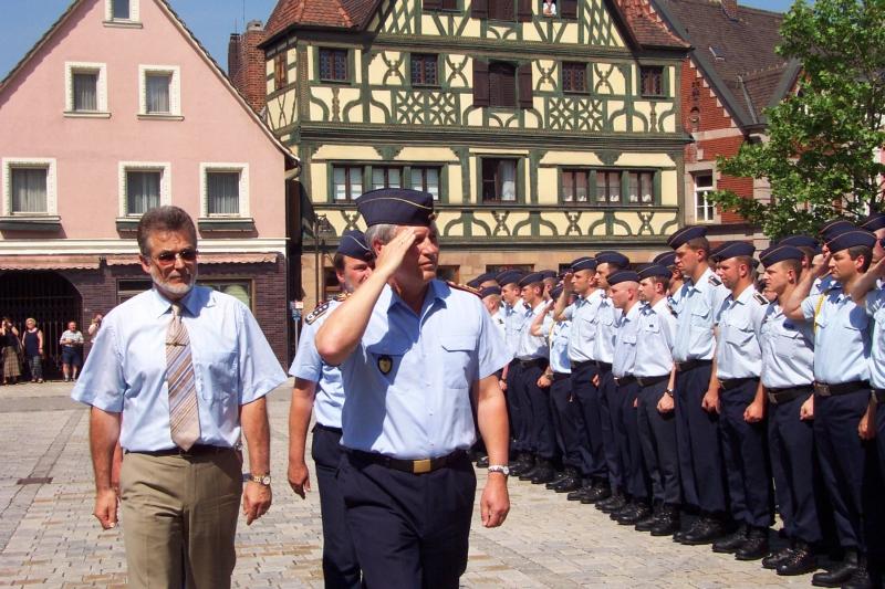 Die Kaserne ist auch fest verankert im Stadtleben: Regelmäßig waren die feierlichen Gelöbnisse auf dem Marktplatz (hier mit Ex-Bügermeister Richard Ehrmann, links) ein vertrauter Anblick.