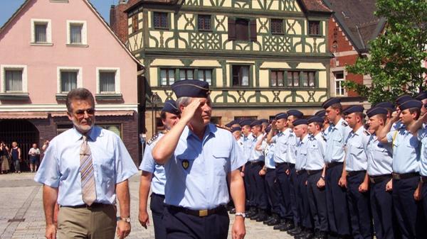 Die Kaserne ist auch fest verankert im Stadtleben: Regelmäßig waren die feierlichen Gelöbnisse auf dem Marktplatz (hier mit Ex-Bügermeister Richard Ehrmann, links) ein vertrauter Anblick.