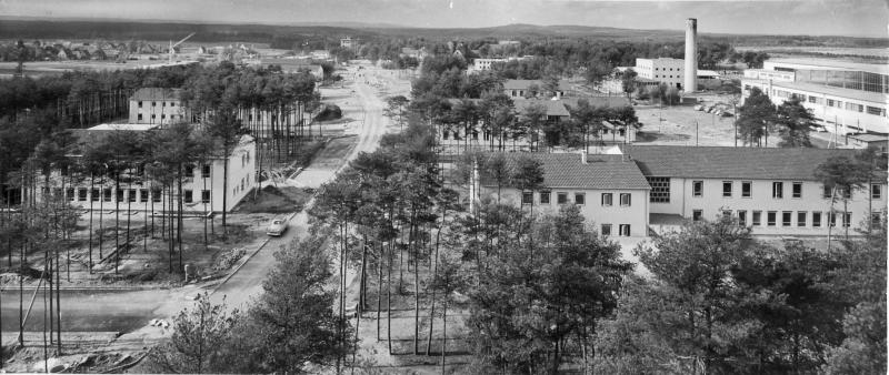 Die Wurzeln der Kaserne gehen zurück auf den Fliegerhorst Kiliansdorf, der in den 1930er Jahren errichtet wurde. Im Vordergrund ist das Kompaniegebäude zu sehen. Nach der Eroberung im April 1945 nutzten die amerikanischen Streitkräfte das Gelände. Im Zuge der deutschen Wiederbewaffnung ging die Kaserne 1956 in den Besitz der Bundesrepublik über.