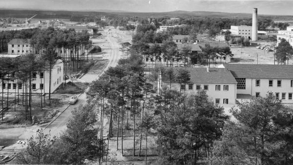 Die Wurzeln der Kaserne gehen zurück auf den Fliegerhorst Kiliansdorf, der in den 1930er Jahren errichtet wurde. Im Vordergrund ist das Kompaniegebäude zu sehen. Nach der Eroberung im April 1945 nutzten die amerikanischen Streitkräfte das Gelände. Im Zuge der deutschen Wiederbewaffnung ging die Kaserne 1956 in den Besitz der Bundesrepublik über.