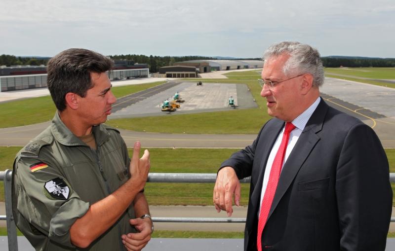 Ihren Platz im öffentlichen Leben der Stadt hat die Kaserne aber behalten. Gemeinsam mit der Politik - hier informiert sich der bayerische Innenminister Joachim Herrmann (CSU, rechts) bei Oberstleutnant Sven Riekher, Kommandeur der Fliegenden Abteilung 261, über die Kaserne. Im Jahr 2017 begannen die ersten Bauarbeiten für die Offiziersschule der Luftwaffe.