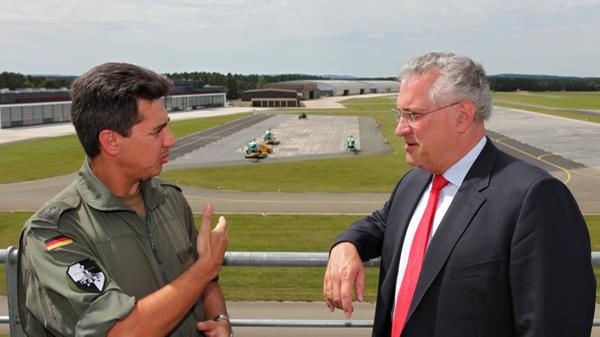 Ihren Platz im öffentlichen Leben der Stadt hat die Kaserne aber behalten. Gemeinsam mit der Politik - hier informiert sich der bayerische Innenminister Joachim Herrmann (CSU, rechts) bei Oberstleutnant Sven Riekher, Kommandeur der Fliegenden Abteilung 261, über die Kaserne. Im Jahr 2017 begannen die ersten Bauarbeiten für die Offiziersschule der Luftwaffe.