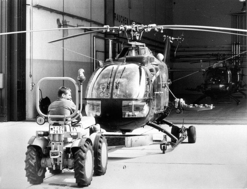 Fünf Jahre später folgte ein Meilenstein für die Kaserne: Hier wurde ein Heeresfliegerregiment stationiert. Passend dazu gibt ein Pionier der Luftfahrt der Kaserne seit 1964 ihren Namen: Otto Lilienthal (1848-1896). Das Foto aus dem Jahr 1989 zeigt einen Hubschrauber vom Typ BO 105.