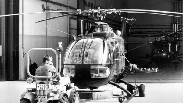 Fünf Jahre später folgte ein Meilenstein für die Kaserne: Hier wurde ein Heeresfliegerregiment stationiert. Passend dazu gibt ein Pionier der Luftfahrt der Kaserne seit 1964 ihren Namen: Otto Lilienthal (1848-1896). Das Foto aus dem Jahr 1989 zeigt einen Hubschrauber vom Typ BO 105.