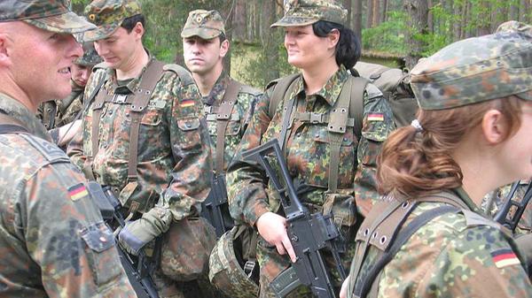 Die Kaserne war und ist nicht nur Arbeitsplatz und Lebensmittelpunkt für Angestellte und Soldaten (hier bei einer Übung).