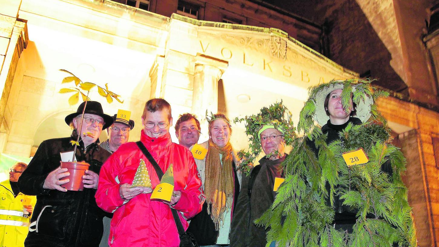 Witziger Wald wanderte vor das Volksbad