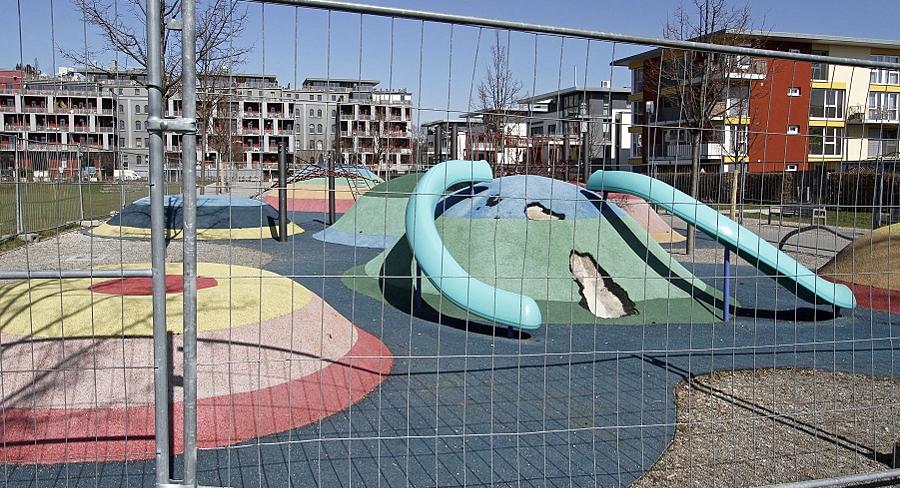 „Ein Trauerspiel“, klagt auch der städtische Baureferent über die  lädierten Spielhügel im Südstadtpark, die nun provisorisch repariert werden sollen. 