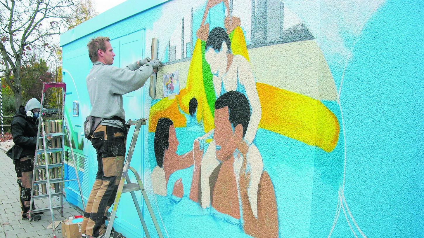 Kunst am Bau: Markus Ronge (vorne) und Christian Hipp aus Potsdam gestalten das Trafohäuschen an der Badstraße mit Motiven aus dem CabrioSol. Kunst am Bau: Markus Ronge (vorne) und Christian Hipp aus Potsdam gestalten das Trafohäuschen an der Badstraße mit Motiven aus dem CabrioSol.