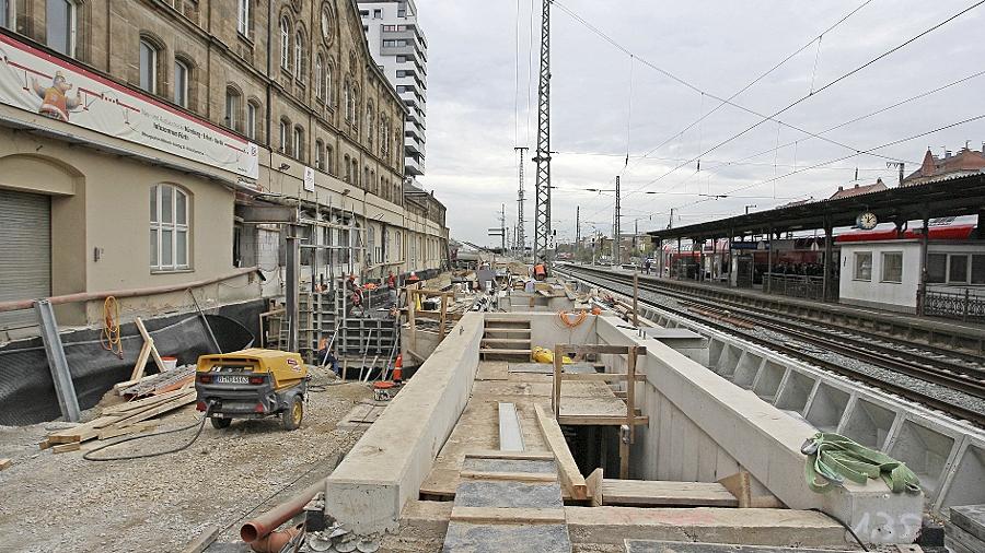 Der Bahnsteig lässt sich schon erahnen Der Bahnsteig lässt sich schon erahnen