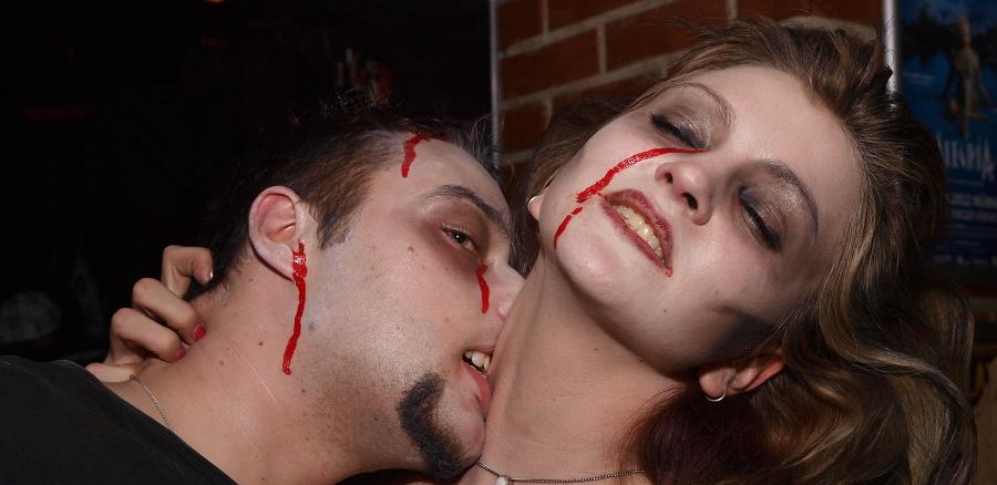 Biss und Gegenbiss: Zwei Vampire necken sich, bevor sie sich wieder ein saftiges Menschlein suchen.