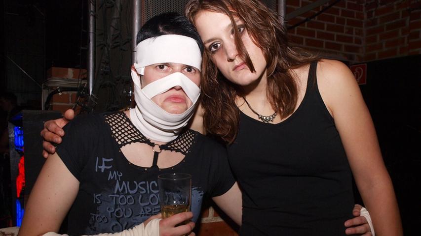 Schmerz lass nach, Pech gehabt: Diese zwei Menschlein wollten eigentlich nur ausgehen - und sie sind prompt auf der höllischen Party in der Rockfabrik gelandet.