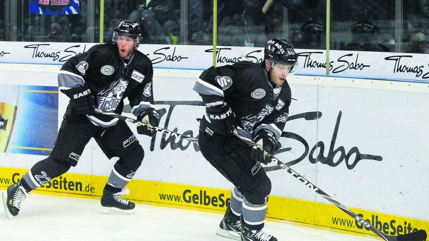 Yan Stastny (links) und Chris Collins findet immer besser zusammen. Zuletzt gegen Düsseldorf war Vitalij Aab der dritte Mann an ihrer Seite. Eine Sturmreihe, die auch gegen Mannheim einiges verspricht . Yan Stastny (links) und Chris Collins findet immer besser zusammen. Zuletzt gegen Düsseldorf war Vitalij Aab der dritte Mann an ihrer Seite. Eine Sturmreihe, die auch gegen Mannheim einiges verspricht .