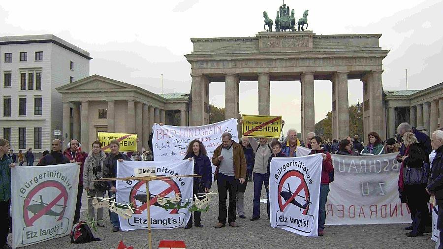 Protest in Berlin gegen Fluglärm und Abgase