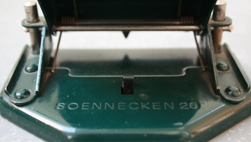 Vor 125 Jahren erfand Friedrich Soennecken den Papierlocher. Das Patent wurde am 14. November 1886 ausgestellt.
