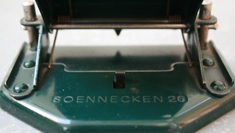 Vor 125 Jahren erfand Friedrich Soennecken den Papierlocher. Das Patent wurde am 14. November 1886 ausgestellt. Vor 125 Jahren erfand Friedrich Soennecken den Papierlocher. Das Patent wurde am 14. November 1886 ausgestellt.