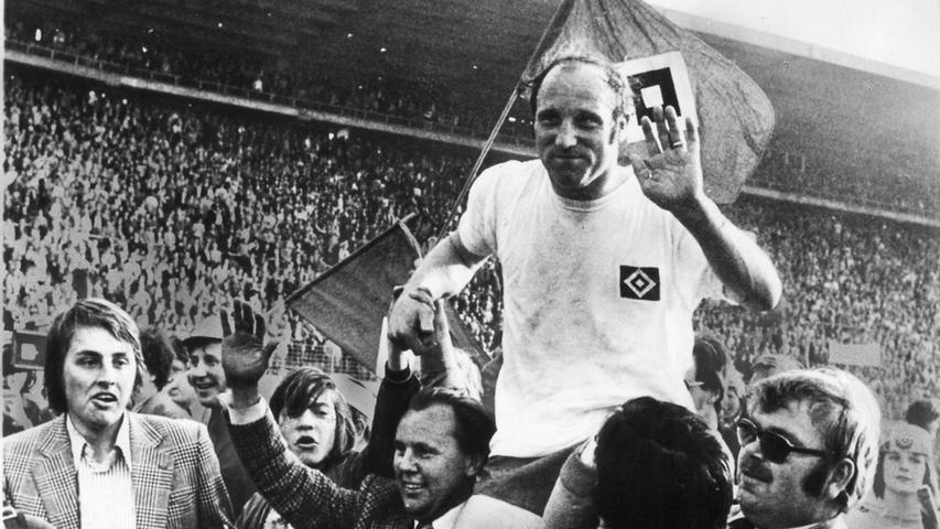 Schon mit acht Jahren wurde Uwe Seeler Mitglied beim Hamburger Sportverein, dem er seine gesamte Spielerkarriere hindurch die Treue hielt. Als Siebzehnjähriger gab er 1954 für den HSV sein Ligadebüt. Im selben Jahr spielte er zum ersten Mal für die deutsche Fußballnationalmannschaft, war aber noch nicht beim Team der Weltmeister von 1954 dabei. 1972 feierte er im Hamburger Volkspark-Stadion seinen Abschied vom HSV und wurde auf den Schultern seiner Anhänger vom Platz getragen.