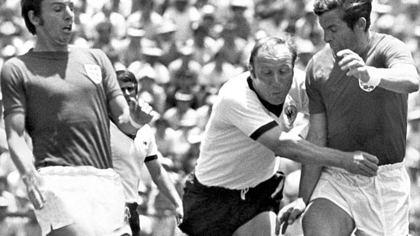 Bei der WM 1970 in Mexiko trat Uwe Seeler im Alter von 33 Jahren noch einmal an der Seite von Franz Beckenbauer als Stürmer für die Nationalmannschaft an, hier das Viertelfinale gegen England, bei dem der Hamburger neun Minuten vor Schluss das DFB-Team durch seinen Ausgleichstreffer in die Verlängerung rettete.  Doch mit einem WM-Titel wurde es wieder nichts...